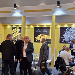 Фотоотчет с весенней выставки Istanbul Jewelry Show 2025: от оборудования до готовых украшений