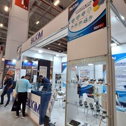 Фотоотчет с весенней выставки Istanbul Jewelry Show 2025: от оборудования до готовых украшений