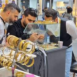 Фотоотчет с весенней выставки Istanbul Jewelry Show 2025: от оборудования до готовых украшений