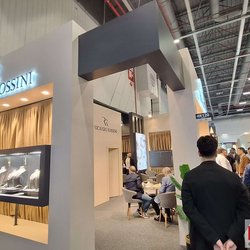 Фотоотчет с весенней выставки Istanbul Jewelry Show 2025: от оборудования до готовых украшений