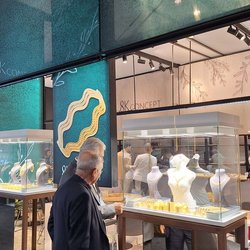 Фотоотчет с весенней выставки Istanbul Jewelry Show 2025: от оборудования до готовых украшений