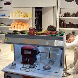 Фотоотчет с весенней выставки Istanbul Jewelry Show 2025: от оборудования до готовых украшений