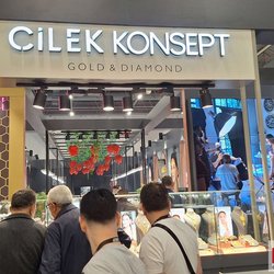 Фотоотчет с весенней выставки Istanbul Jewelry Show 2025: от оборудования до готовых украшений