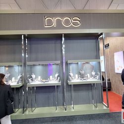 Фотоотчет с весенней выставки Istanbul Jewelry Show 2025: от оборудования до готовых украшений