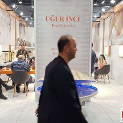 Фотоотчет с весенней выставки Istanbul Jewelry Show 2025: от оборудования до готовых украшений