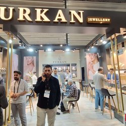 Фотоотчет с весенней выставки Istanbul Jewelry Show 2025: от оборудования до готовых украшений
