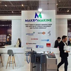 Фотоотчет с весенней выставки Istanbul Jewelry Show 2025: от оборудования до готовых украшений