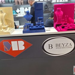 Фотоотчет с весенней выставки Istanbul Jewelry Show 2025: от оборудования до готовых украшений