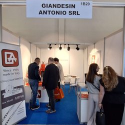 Фотоотчет с весенней выставки Istanbul Jewelry Show 2025: от оборудования до готовых украшений