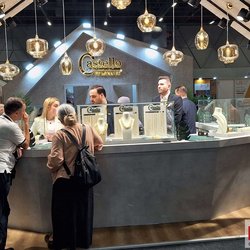 Фотоотчет с весенней выставки Istanbul Jewelry Show 2025: от оборудования до готовых украшений