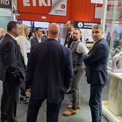 Фотоотчет с весенней выставки Istanbul Jewelry Show 2025: от оборудования до готовых украшений