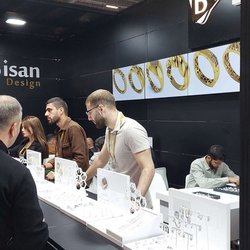 Фотоотчет с осенней выставки Istanbul Jewelry Show 2025: ювелирные изделия и технологии