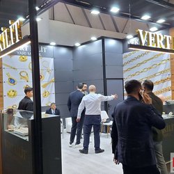 Фотоотчет с весенней выставки Istanbul Jewelry Show 2025: от оборудования до готовых украшений