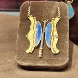 Фотоотчет с осенней выставки Istanbul Jewelry Show 2025: ювелирные изделия и технологии