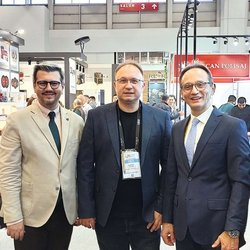 Фотоотчет с весенней выставки Istanbul Jewelry Show 2025: от оборудования до готовых украшений