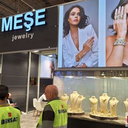 Фотоотчет с весенней выставки Istanbul Jewelry Show 2025: от оборудования до готовых украшений