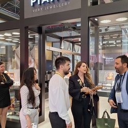 Фотоотчет с весенней выставки Istanbul Jewelry Show 2025: от оборудования до готовых украшений