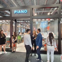 Фотоотчет с весенней выставки Istanbul Jewelry Show 2025: от оборудования до готовых украшений