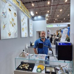 Фотоотчет с весенней выставки Istanbul Jewelry Show 2025: от оборудования до готовых украшений