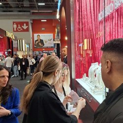 Фотоотчет с весенней выставки Istanbul Jewelry Show 2025: от оборудования до готовых украшений