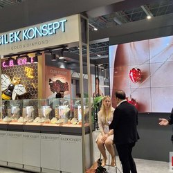 Фотоотчет с весенней выставки Istanbul Jewelry Show 2025: от оборудования до готовых украшений