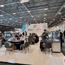 Фотоотчет с весенней выставки Istanbul Jewelry Show 2025: от оборудования до готовых украшений