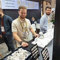 Фотоотчет с осенней выставки Istanbul Jewelry Show 2025: ювелирные изделия и технологии