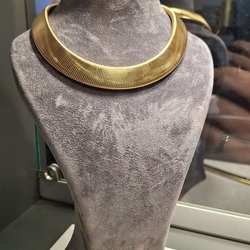 Фотоотчет с весенней выставки Istanbul Jewelry Show 2025: от оборудования до готовых украшений