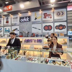Фотоотчет с весенней выставки Istanbul Jewelry Show 2025: от оборудования до готовых украшений