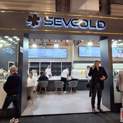 Фотоотчет с весенней выставки Istanbul Jewelry Show 2025: от оборудования до готовых украшений