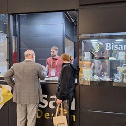 Фотоотчет с весенней выставки Istanbul Jewelry Show 2025: от оборудования до готовых украшений
