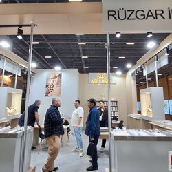 Фотоотчет с весенней выставки Istanbul Jewelry Show 2025: от оборудования до готовых украшений