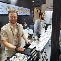 Фотоотчет с осенней выставки Istanbul Jewelry Show 2025: ювелирные изделия и технологии