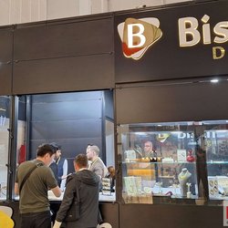 Фотоотчет с весенней выставки Istanbul Jewelry Show 2025: от оборудования до готовых украшений