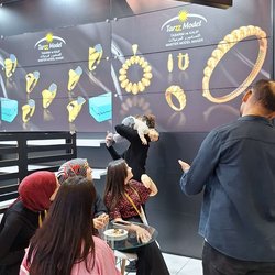 Фотоотчет с весенней выставки Istanbul Jewelry Show 2025: от оборудования до готовых украшений