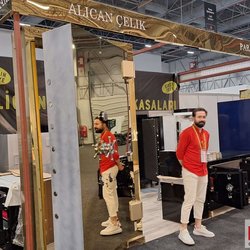 Фотоотчет с весенней выставки Istanbul Jewelry Show 2025: от оборудования до готовых украшений