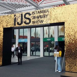 Фотоотчет с осенней выставки Istanbul Jewelry Show 2025: ювелирные изделия и технологии