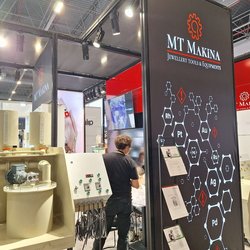 Фотоотчет с осенней выставки Istanbul Jewelry Show 2025: ювелирные изделия и технологии