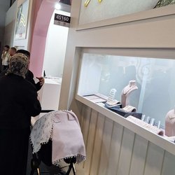 Фотоотчет с весенней выставки Istanbul Jewelry Show 2025: от оборудования до готовых украшений