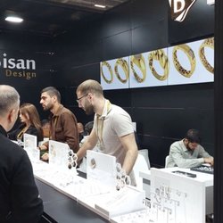 Фотоотчет с осенней выставки Istanbul Jewelry Show 2025: ювелирные изделия и технологии