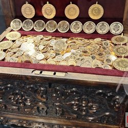 Фотоотчет с весенней выставки Istanbul Jewelry Show 2025: от оборудования до готовых украшений