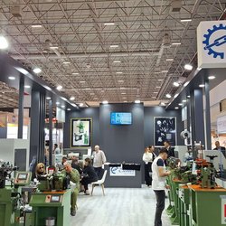 Фотоотчет с весенней выставки Istanbul Jewelry Show 2025: от оборудования до готовых украшений