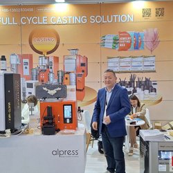 Фотоотчет с весенней выставки Istanbul Jewelry Show 2025: от оборудования до готовых украшений