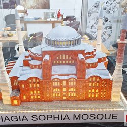 Фотоотчет с весенней выставки Istanbul Jewelry Show 2025: от оборудования до готовых украшений