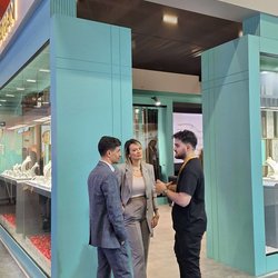 Фотоотчет с весенней выставки Istanbul Jewelry Show 2025: от оборудования до готовых украшений