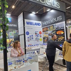 Фотоотчет с осенней выставки Istanbul Jewelry Show 2025: ювелирные изделия и технологии