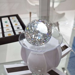 Фотоотчет с весенней выставки Istanbul Jewelry Show 2025: от оборудования до готовых украшений