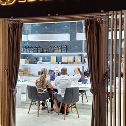 Фотоотчет с весенней выставки Istanbul Jewelry Show 2025: от оборудования до готовых украшений