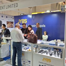 Фотоотчет с весенней выставки Istanbul Jewelry Show 2025: от оборудования до готовых украшений