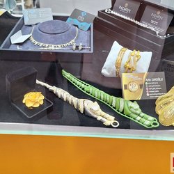 Фотоотчет с весенней выставки Istanbul Jewelry Show 2025: от оборудования до готовых украшений